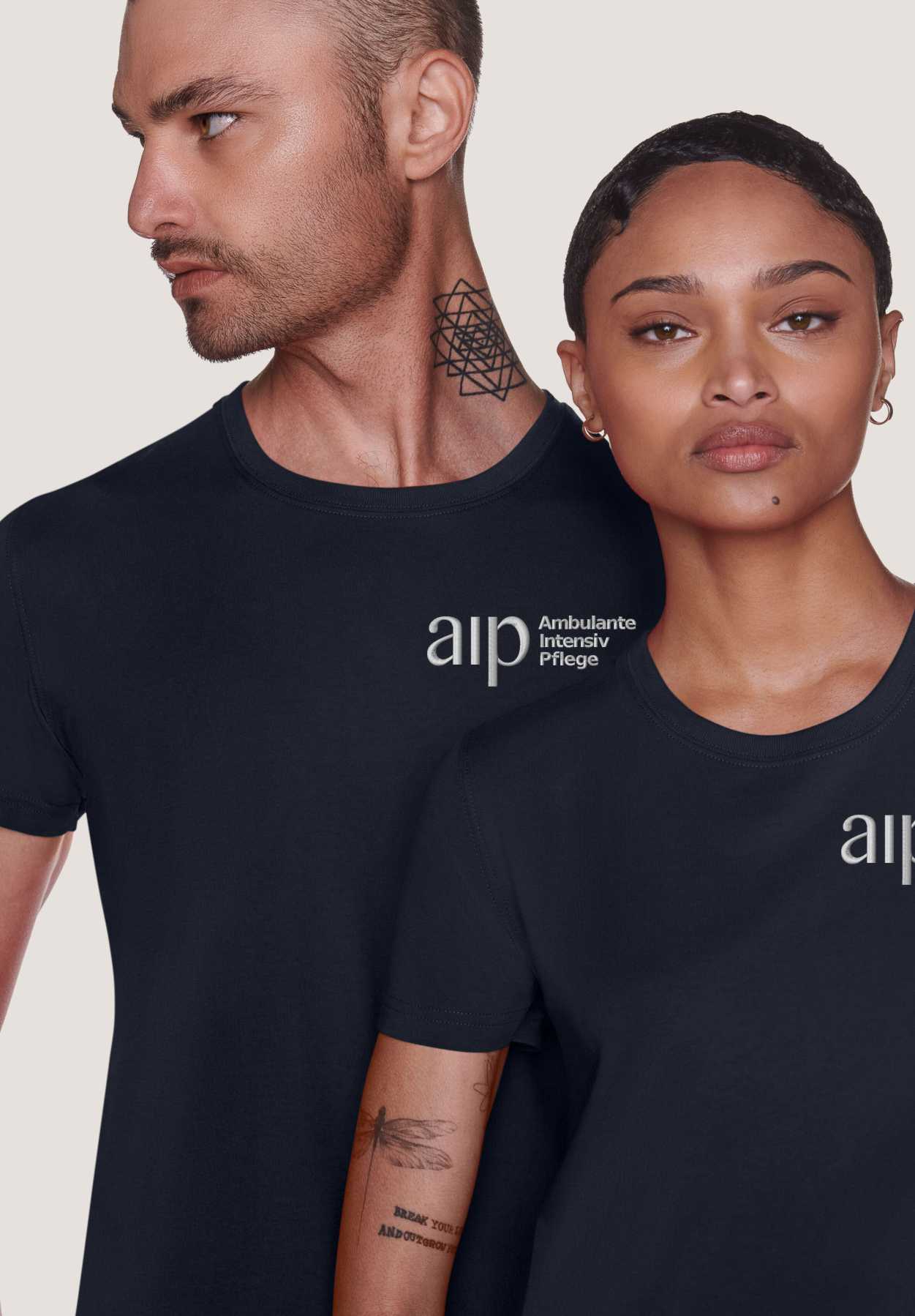 Frau und Mann im T-Shirt mit Logostick