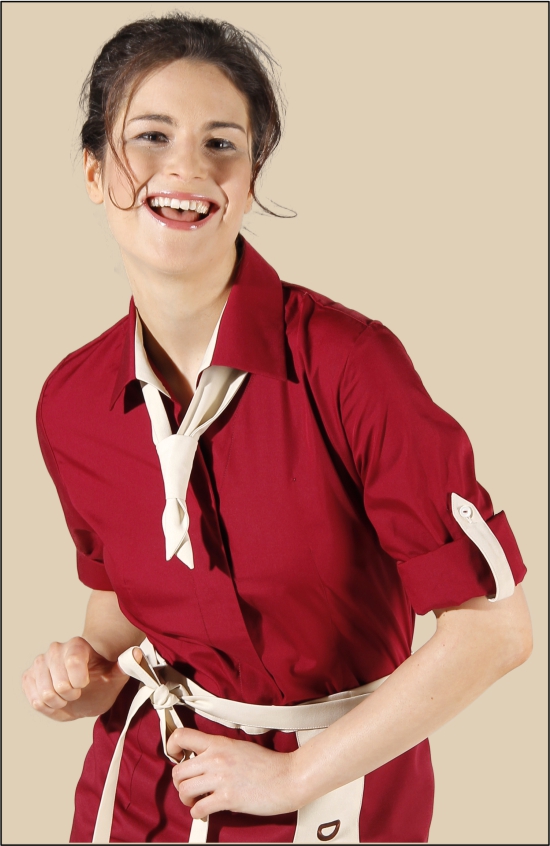 Frau in roter Bluse und roter Schürze für die Gastronomie